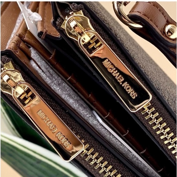 Michael Kors DoubleZip Wallet
Wristlet Brown - Picture 9 of 11